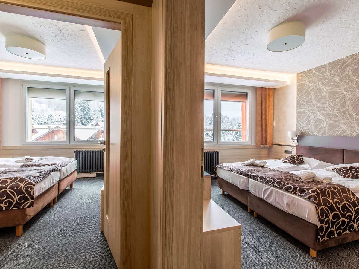 Spacious double room with a window view