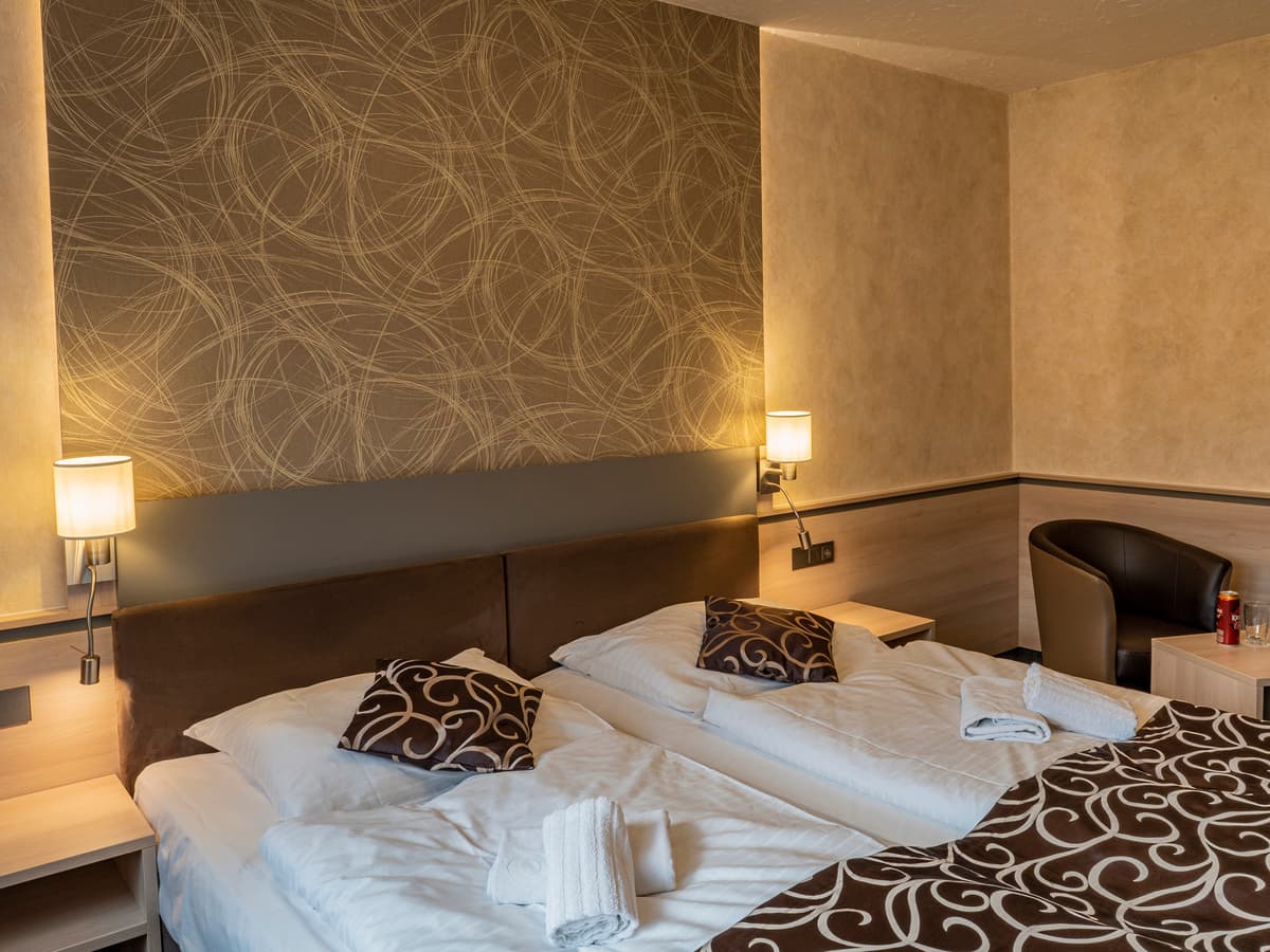 Útulný dvoulůžkový pokoj s moderním designem