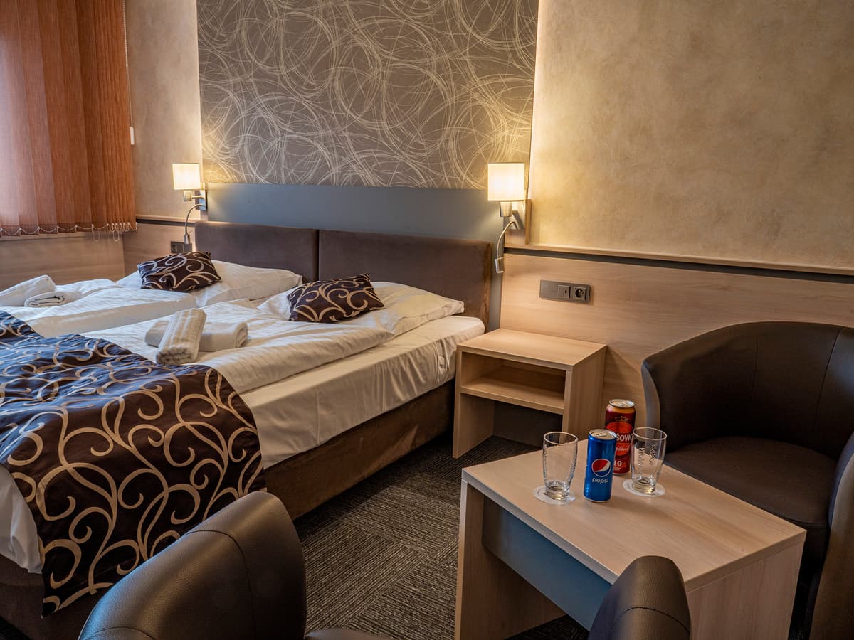 Bett mit dekorativen Kissen und modernen Lampen