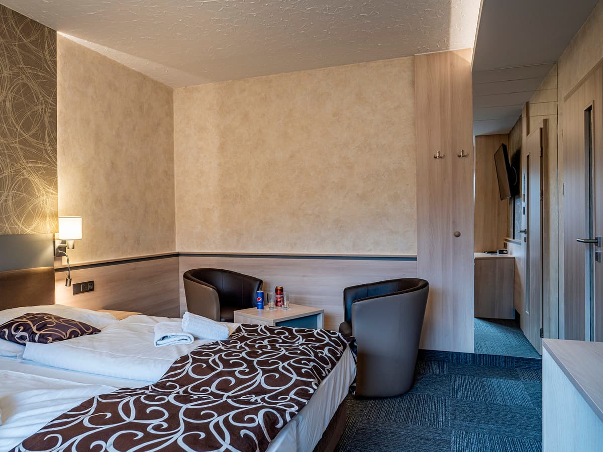 Gesamtansicht eines Zimmers mit zwei Betten und Sitzecke