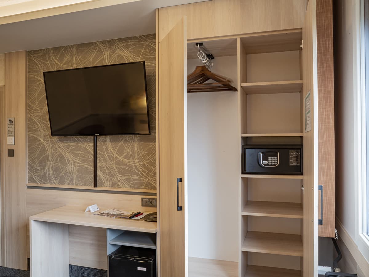 Einbauschrank mit Fernseher und Safe