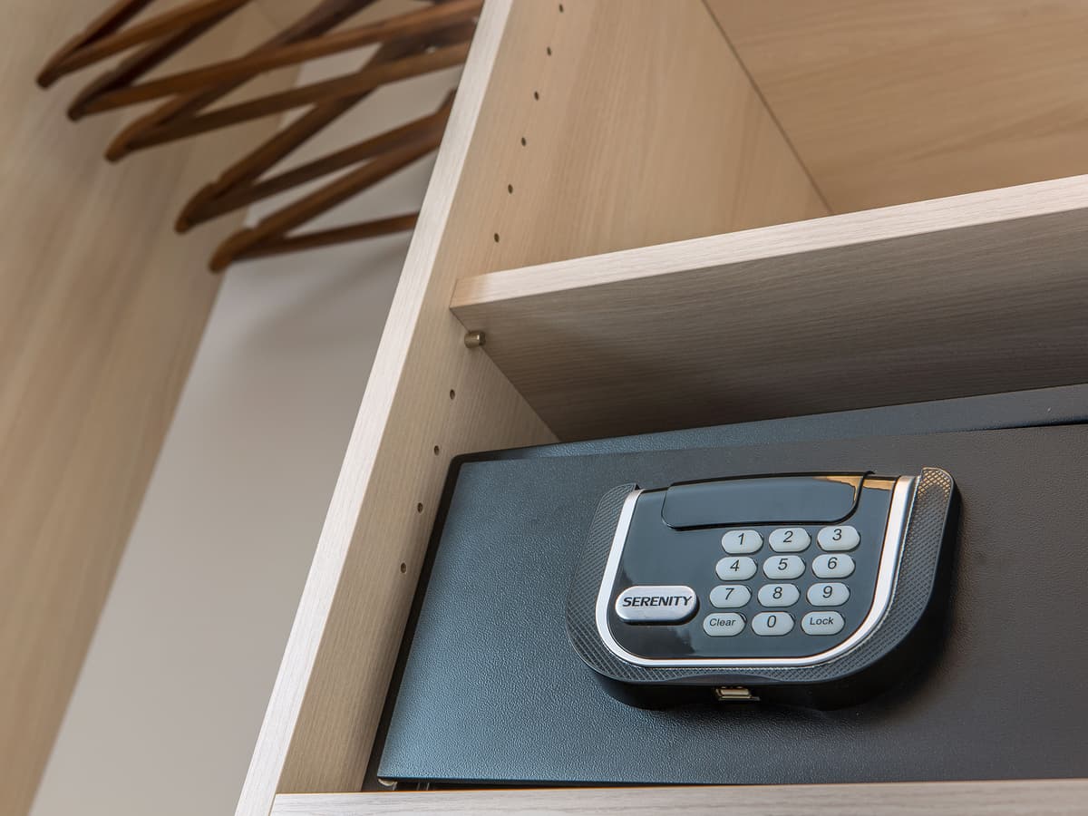 Geöffneter Safe im Kleiderschrank