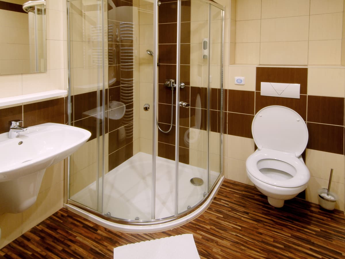 Moderní koupelna se sprchovým koutem a WC