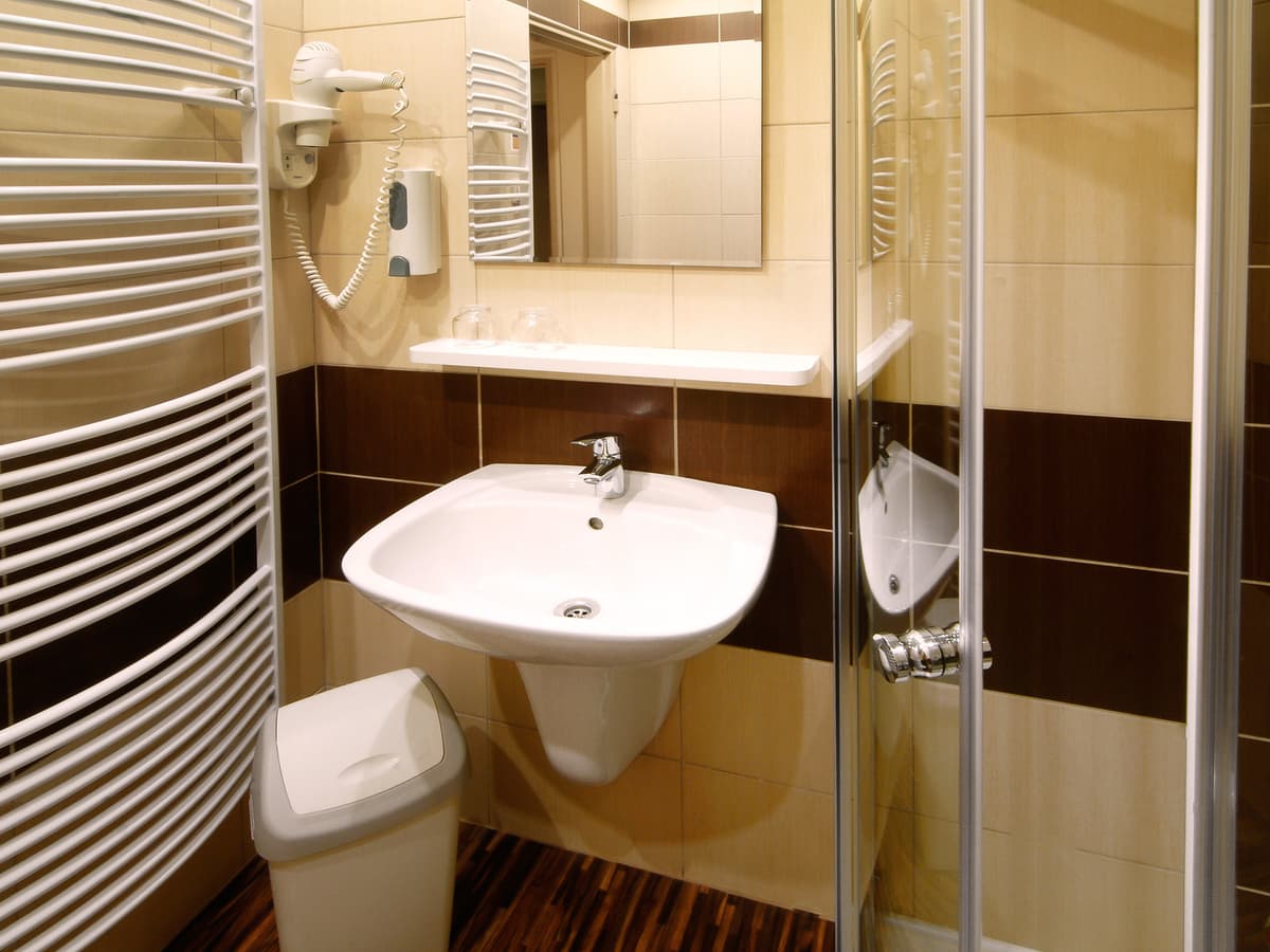 Badezimmer mit Waschbecken und Spiegel