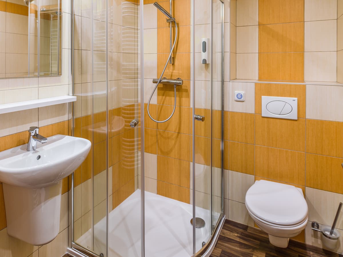 Dusche und Waschbecken im modernen Badezimmer