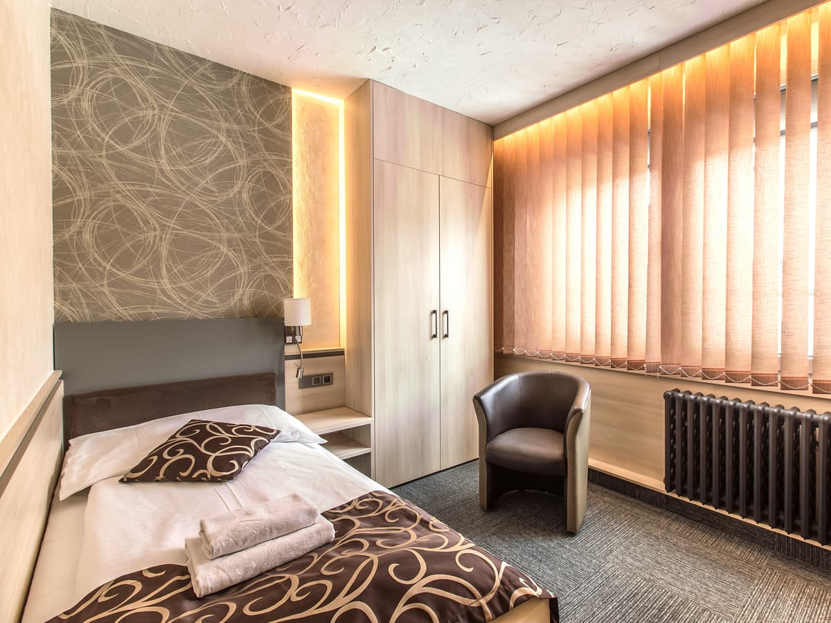 Zimmer mit großen Fenstern und zwei Betten