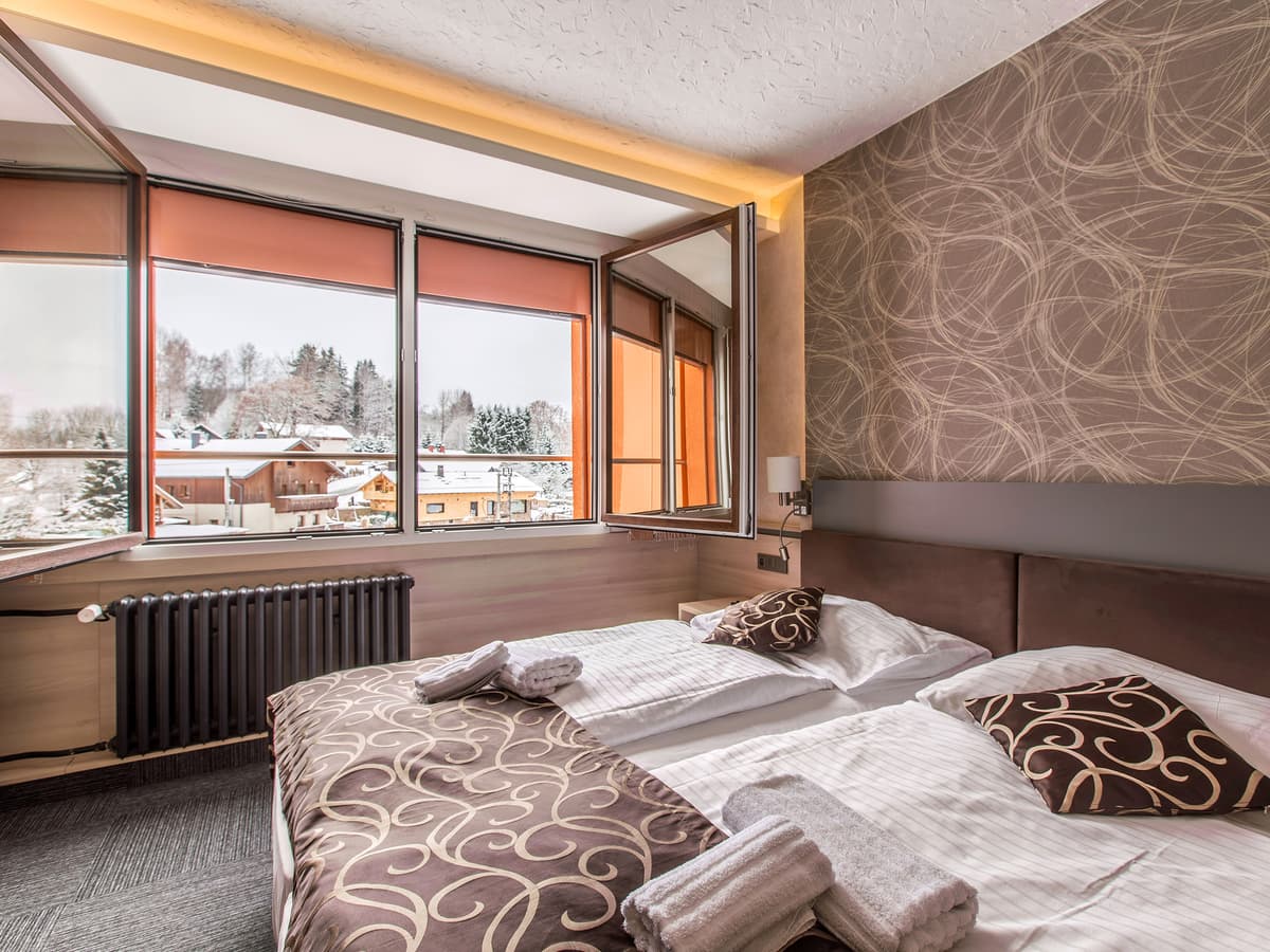 Doppelzimmer mit Sessel und Ausblick