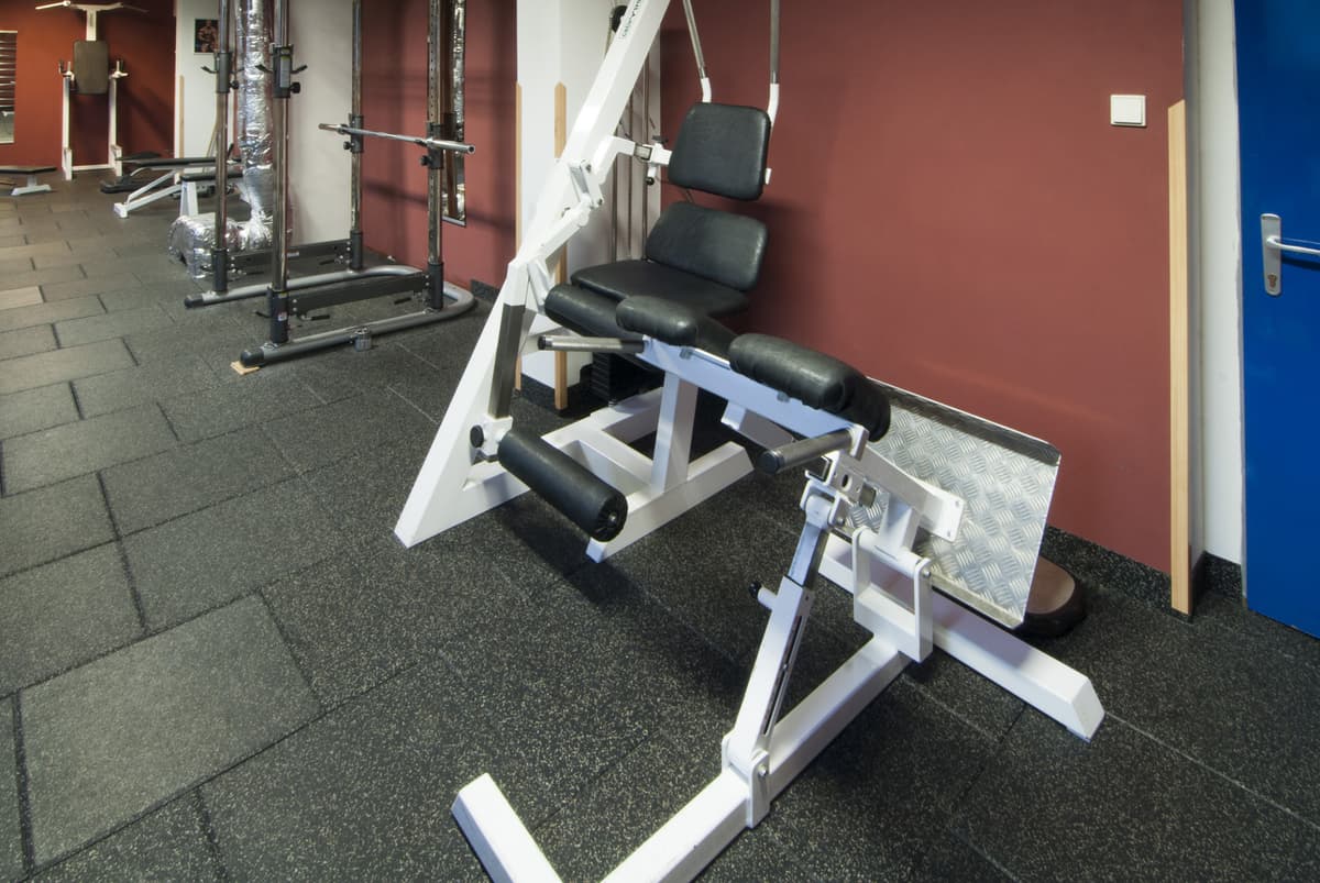 Detail einer Beinmaschine mit gepolsterten Sitzen.