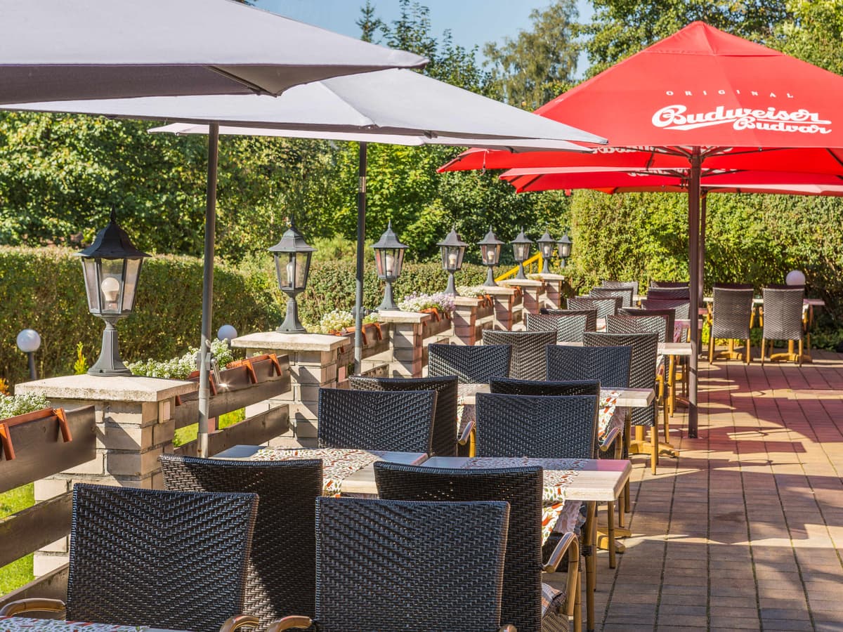 Zahradní terasa s červenými slunečníky Budweiser