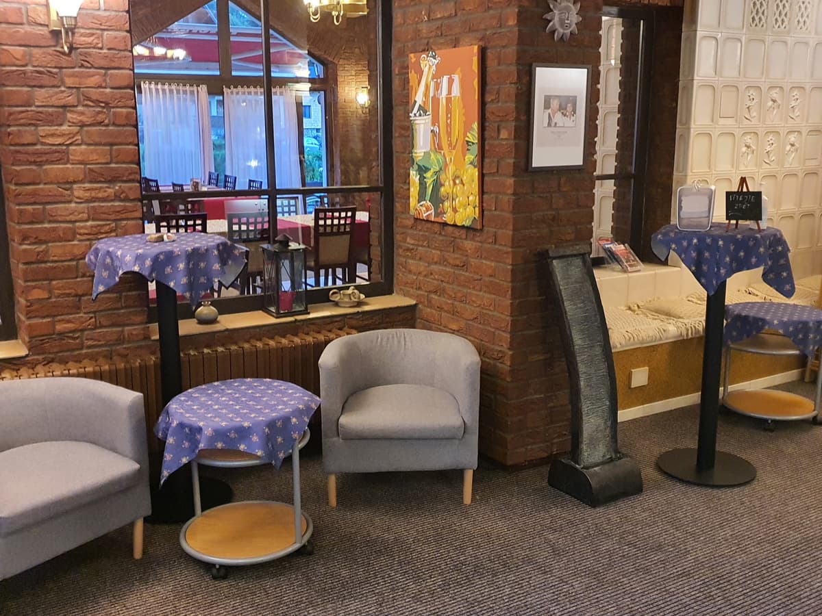 Café-Innenraum mit runden Tischen und Sesseln