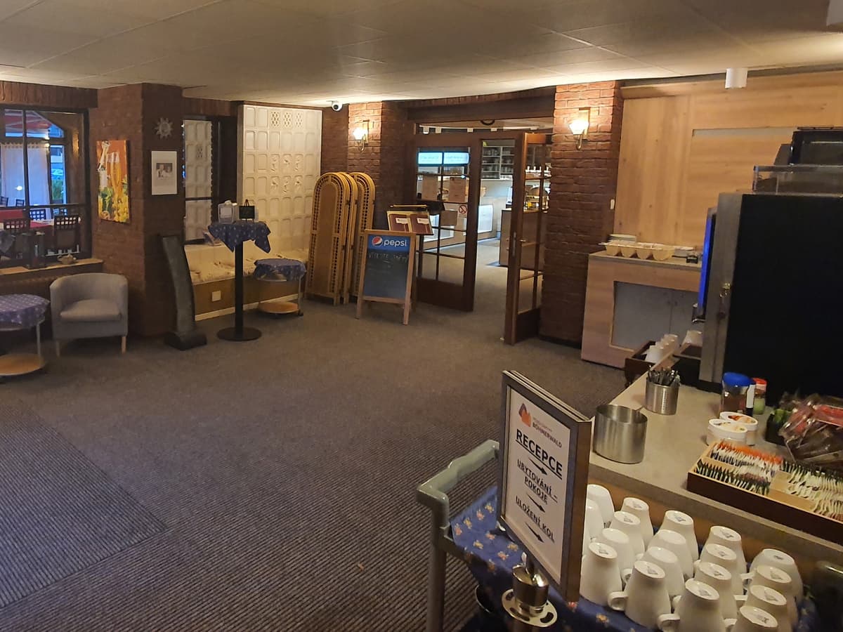 Rezeption oder Lobby mit Automaten und Infotisch