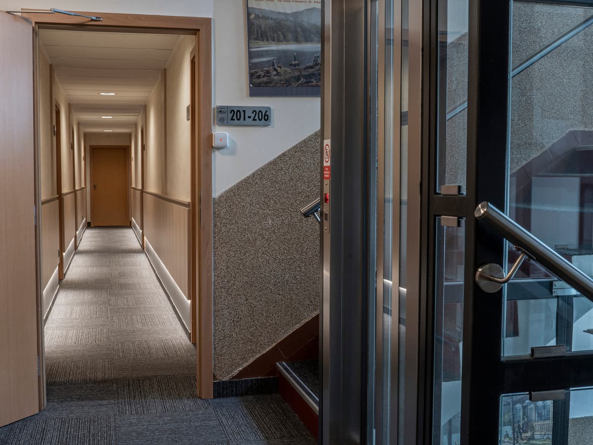 Chodba s výtahem a dveřmi pokojů