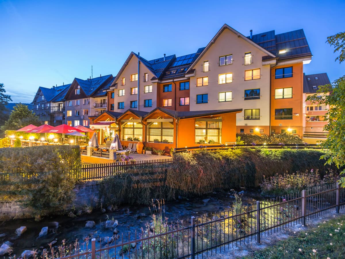 Pension Böhmerwald bei Nacht, beleuchtete Terrasse