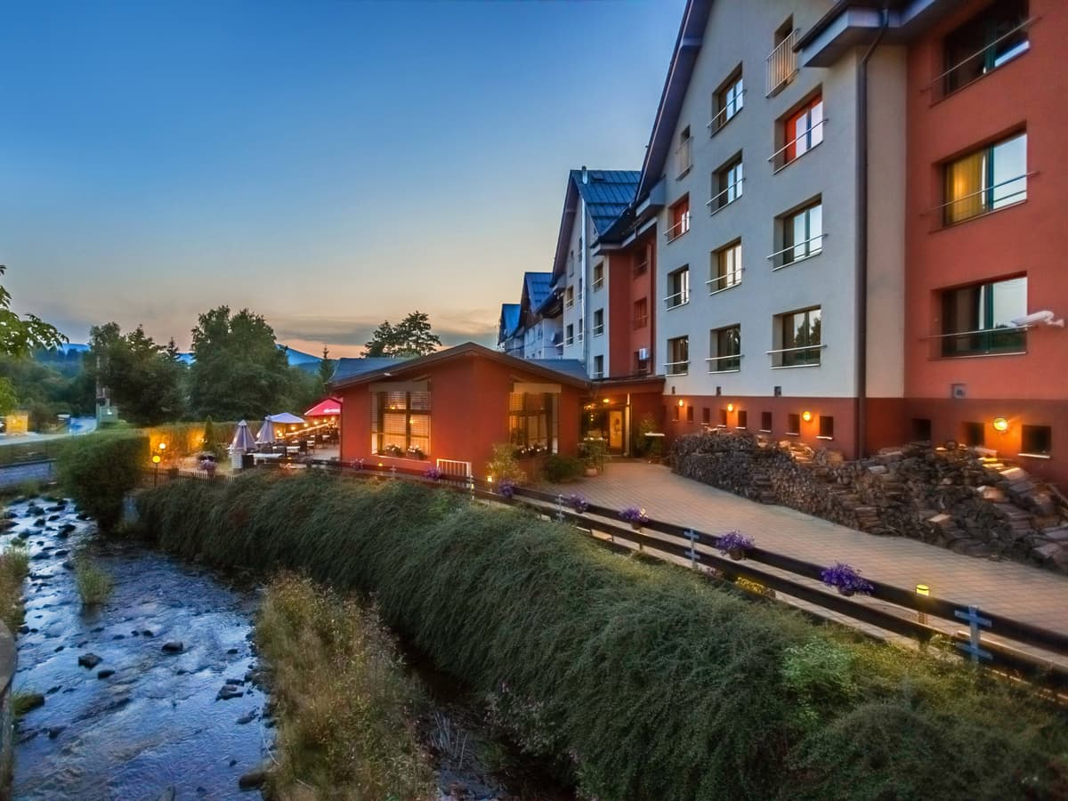 Seitenansicht der Pension und des Baches