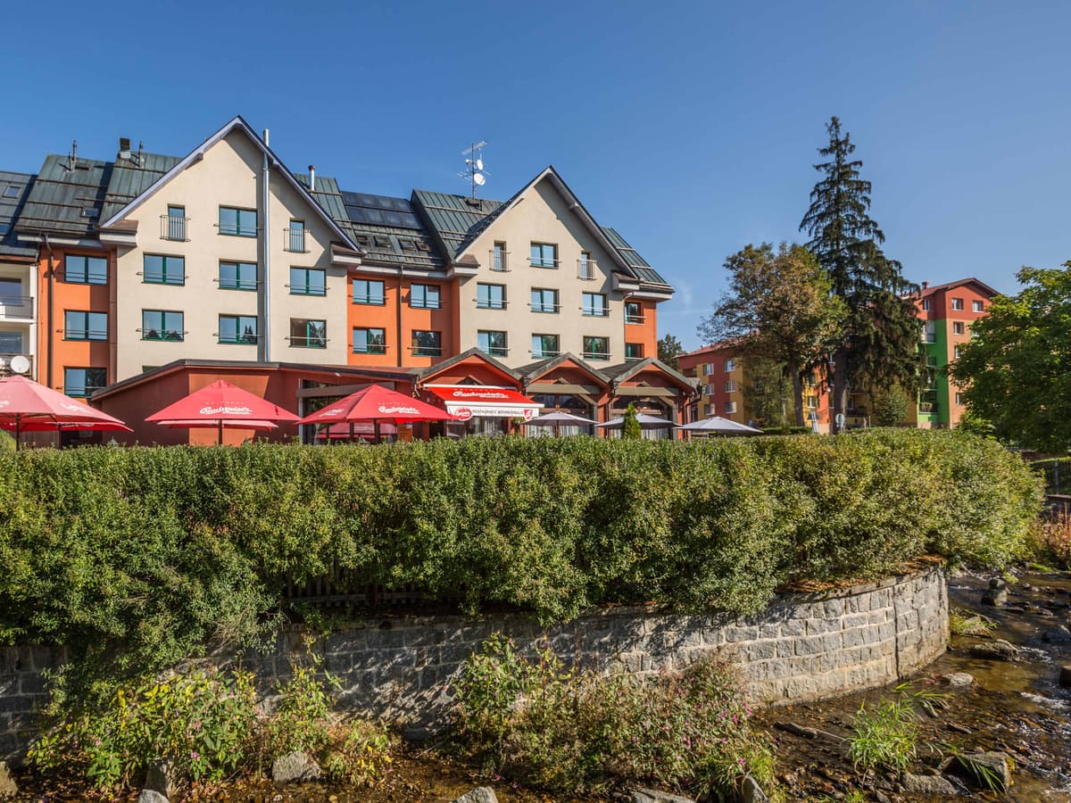 Pohled na budovu pensionu s letní terasou