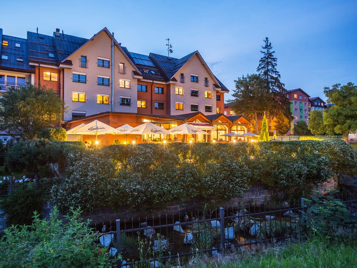 Terrasse und Fluss vor der Pension am Abend
