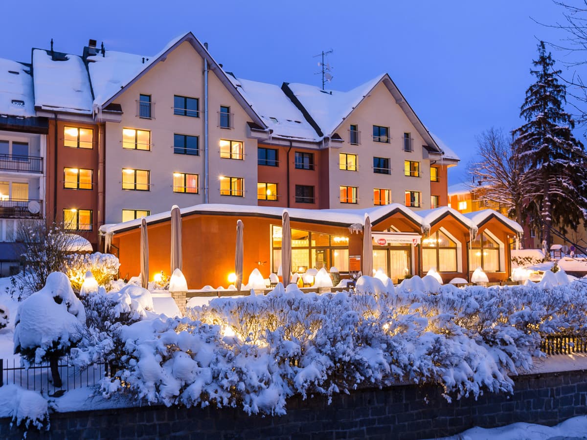 Pension im Winter mit Schnee bedeckt