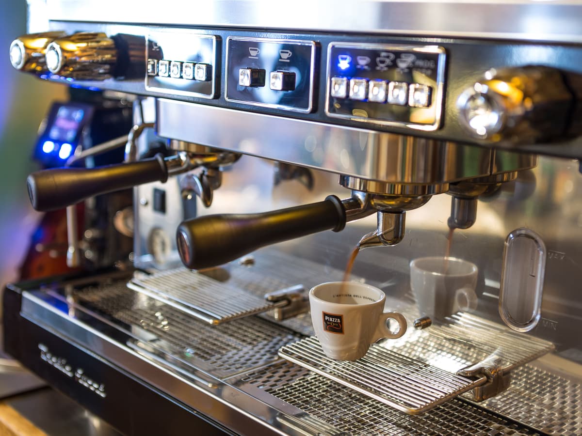 Detail přípravy kávy na profesionálním kávovaru.