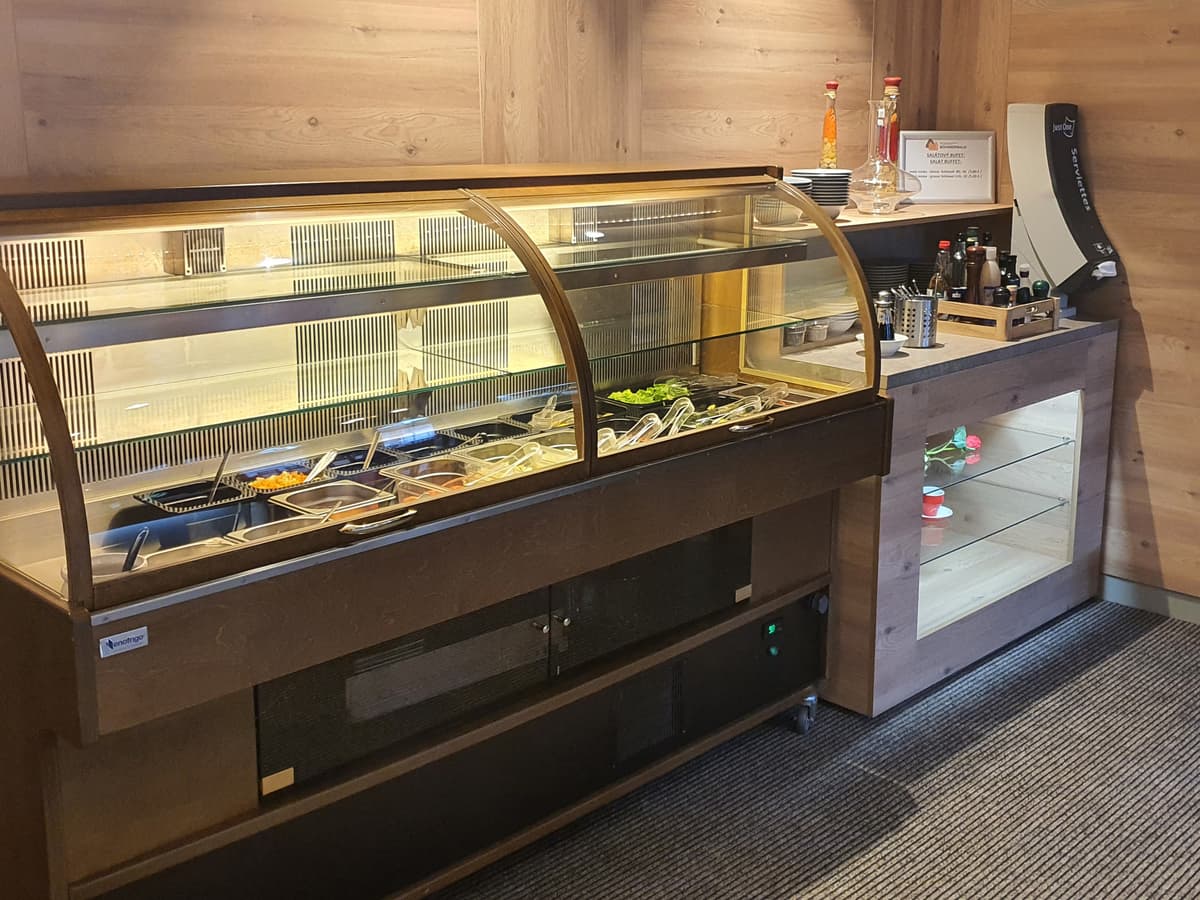 Glasvitrine mit einer Auswahl an Desserts und Kuchen.