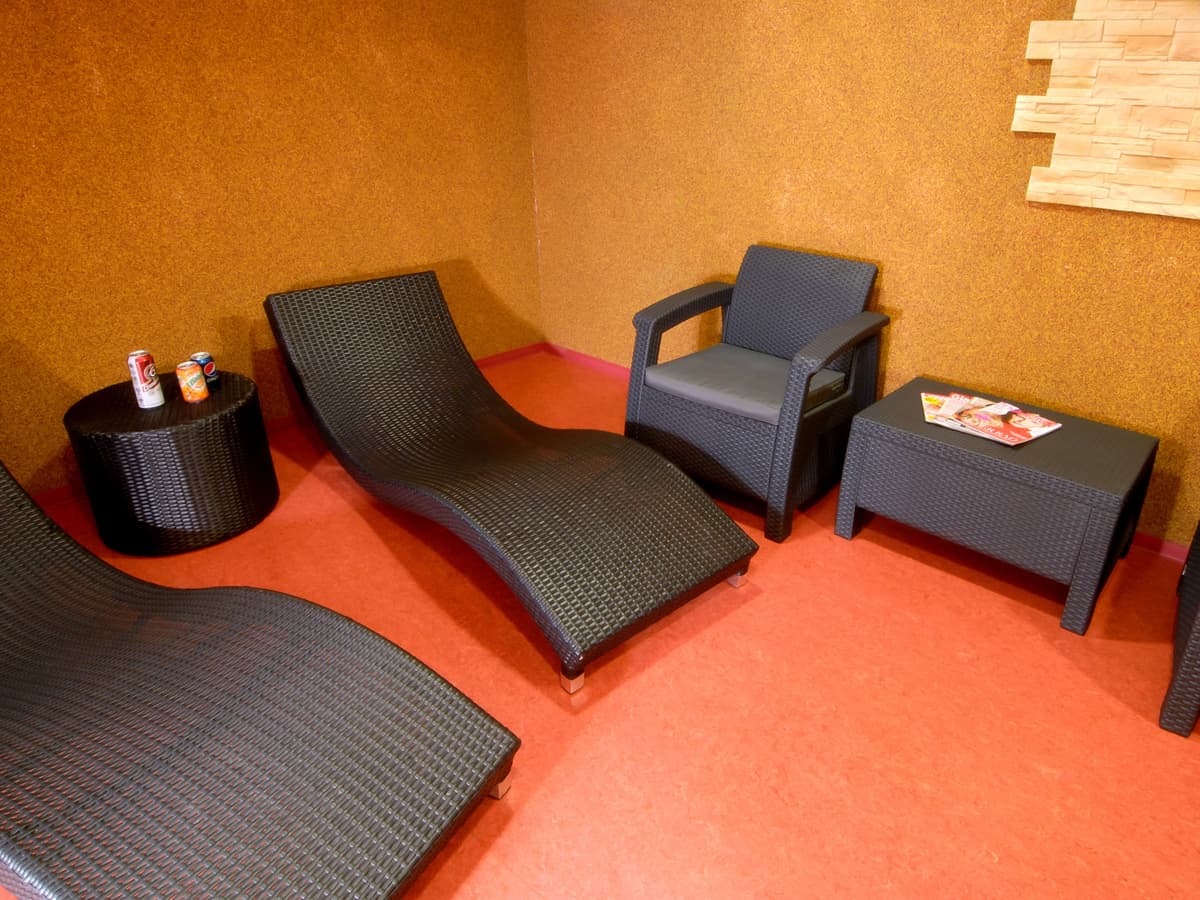 Ein Entspannungsbereich im Hotel mit bequemen Liegen und Sesseln, die zum Entspannen der Gäste bereitstehen.